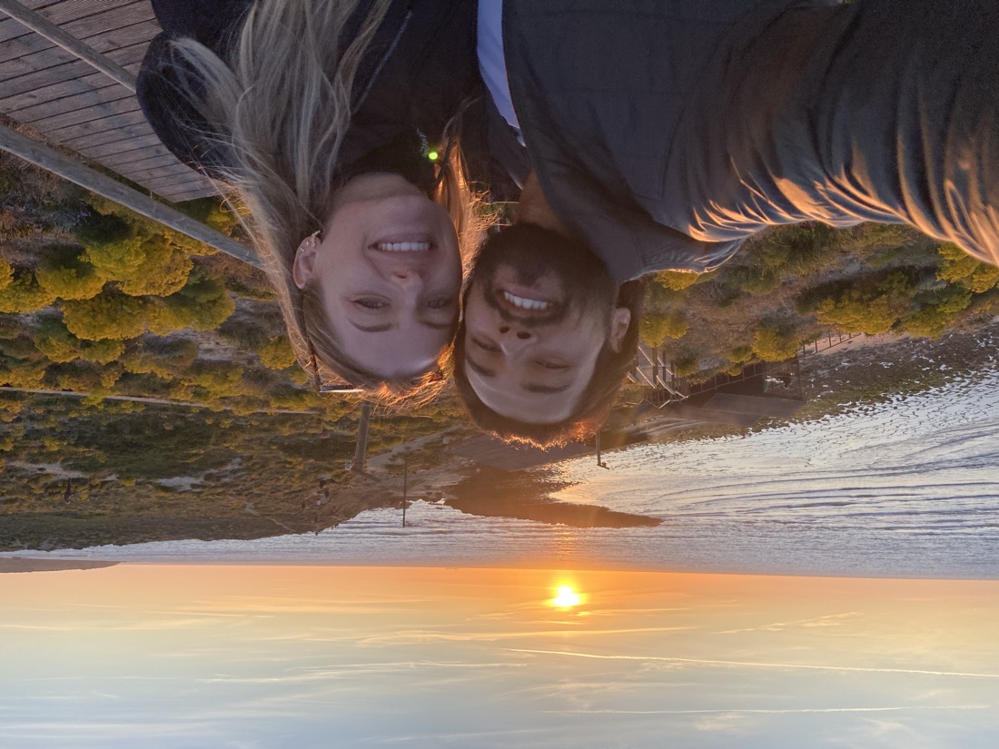 Jonas e Jéssica, fundadores da Atrative, num pôr do sol à beira-mar